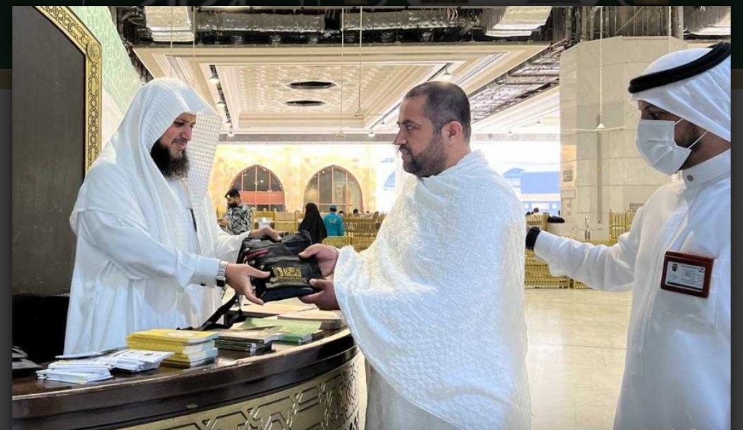 نائب مساعد الرئيس العام لشؤون المسجد الحرام يقدّم الهدايا الإثرائية للمعتمرين