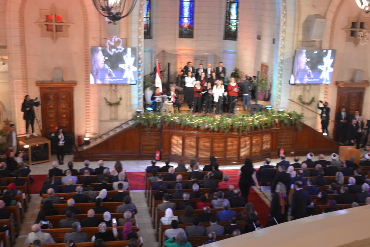 محافظ القليوبية يحضر قداس الكنيسة الانجيلية بقصر الدوبارة بالقاهرة لمشاركة الاخوة المسيحين أعياد الميلاد المجيدة