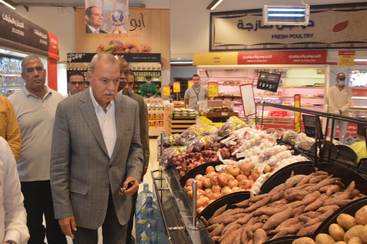 محافظ القليوبية يقوم بجولة تفقديه لمعرض السلع الغذائية الدائِم بقرية ميت عاصم ببنها ويتفقد عدداً من الهايبرات ومعارض السلع بمدينة قها للتأكُد من تطبيق مُبادرة خفض السلع الأساسية ومدى توافرها