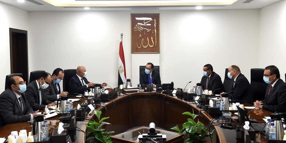 رئيس الوزراء يتابع الإجراءات التنفيذية للقضاء على المواقف العشوائية الواقعة على الطريق الدائري