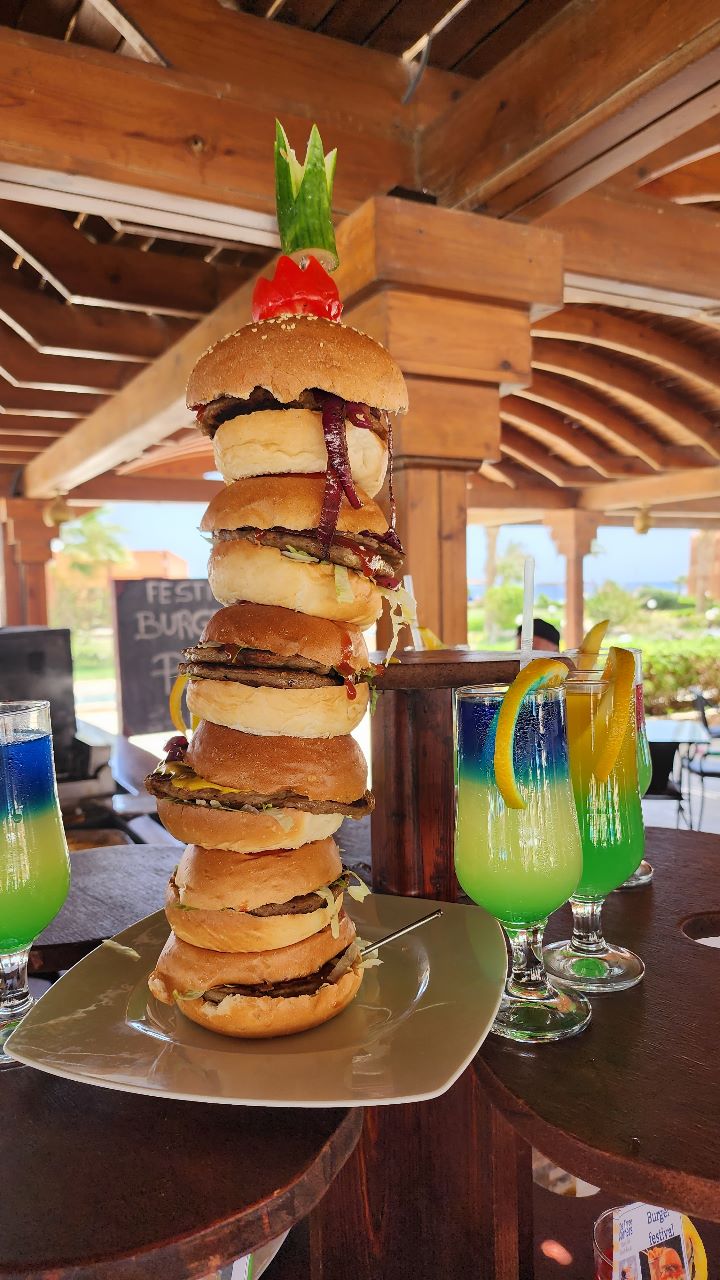 « مهرجان البرجر »....11شيف يجهزون أضخم سندوتش برجر بالبحر الأحمر