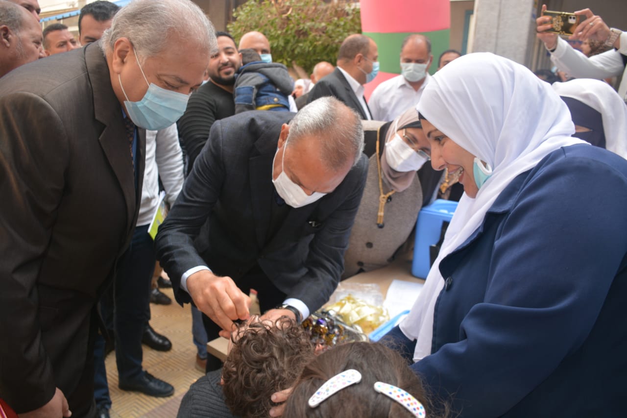 محافظ القليوبية يدشن الحملة القومية للتطعيم ضد مرض شلل الأطفال بمراكز ومدن المحافظة