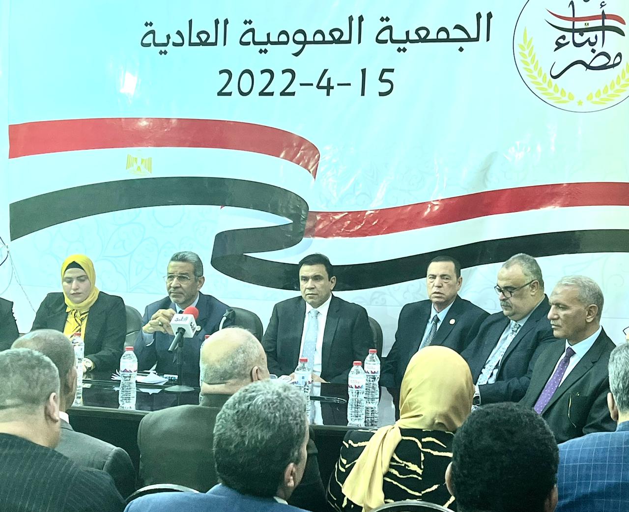 بالصور.. عمومية "أبناء مصر" تجدد الثقة في مدحت بركات رئيساً للحزب.. وشباب الحزب يبعثون برسالة للسيسي