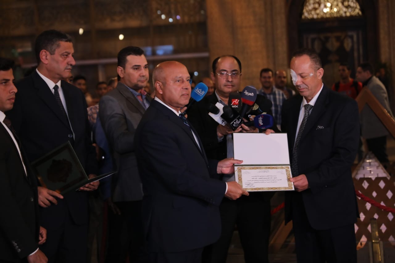 بالصور: وزير النقل يكرم سائق قطار استكمل الرحلة وهو ينزف بعد رشق القطار بالحجارة