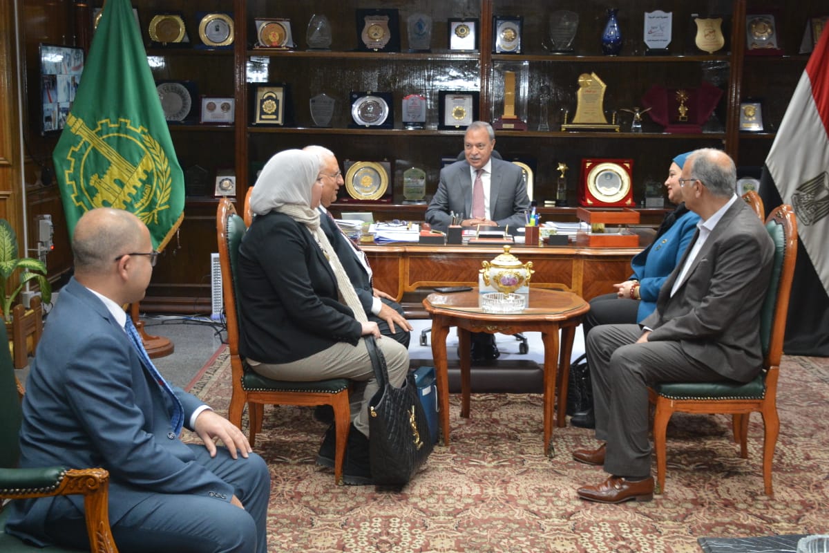 محافظ القليوبية يستقبل أعضاء البنك الزراعي المصري لتقديم تبرع بمبلغ 250 ألف جنيه لصالح الأسر الأكثر احتياجا بالمحافظة