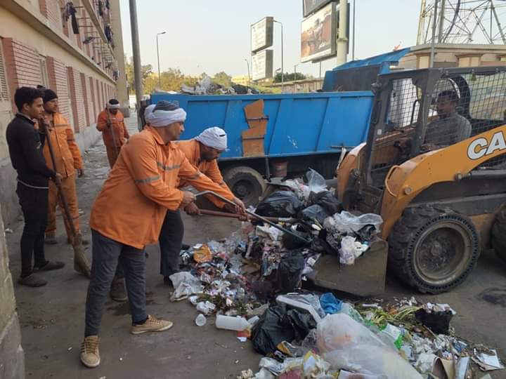 بالصور.. رئيس حى شرق مدينة نصر يقوم بإزالة جميع الإشغالات وفرق ميدانية لمتابعة النظافة