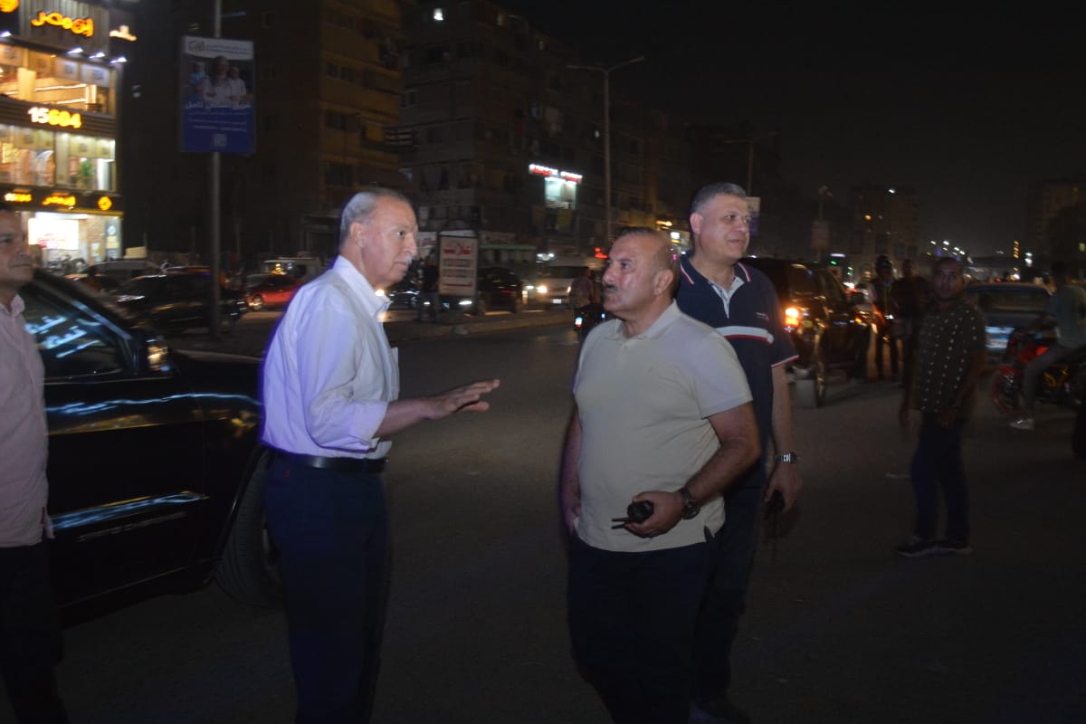 استجابةً لشكاوى المواطنين ... محافظ القليوبية يقود حملة مسائية لإزالة التعديات على أرصفة المُشاه والطريق العام