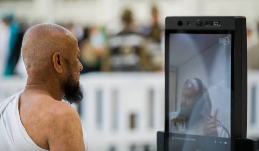 (٤٩) موقعاً ميدانياً في المسجد الحرام للرد على أسئلة واستفسارات ضيوف الرحمن في عباداتهم ومناسكهم