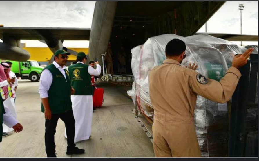 وصول الطائرة الإغاثية الثالثة ضمن الجسر الجوي السعودي لمساعدة الشعب السوداني