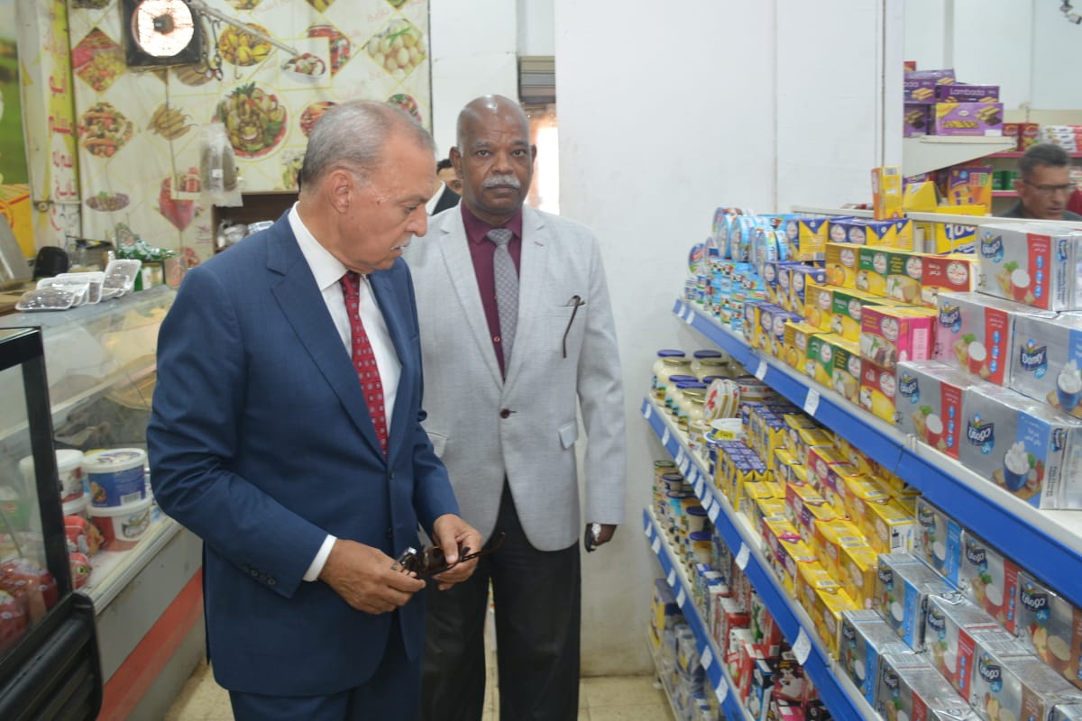 محافظ القليوبية يتفقد المنافذ والمحلات التجارية لمتابعة مبادرة تخفيض أسعار السلع الأساسية