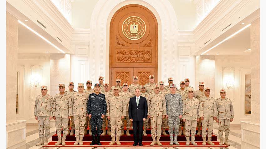 الرئيس السيسي يجتمع مع قادة القوات المسلحة بمقر القيادة الاستراتيجية