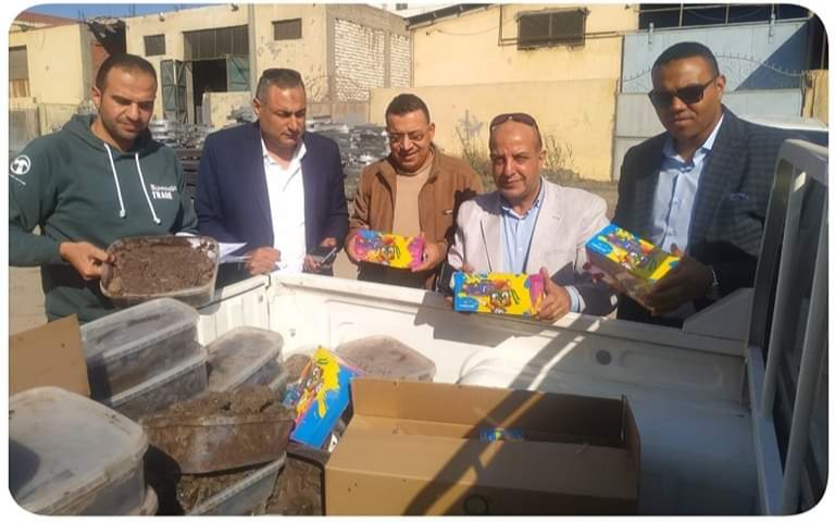 بالصور: ضبط ٢٧ ألف عبوة حلوى و٢٥٠ كجم شيكولاتة غير صالحة للإستهلاك الآدمي بمصنع مخالف بالنوبارية
