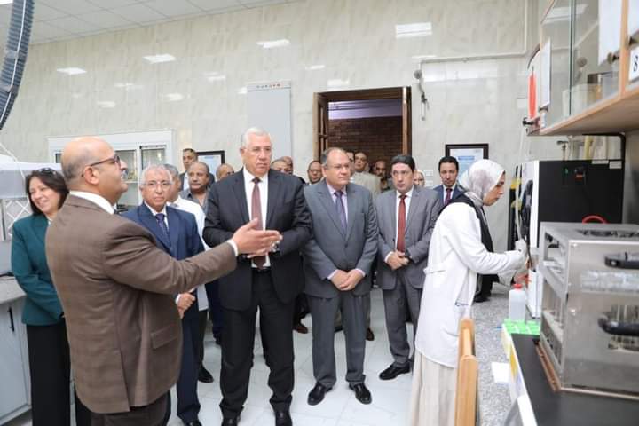 وزير الزراعة يفتتح معمل خصوبة الأراضي ويتفقد وحدة الاستشعار عن بعد بمعهد الأراضي والمياه والبيئة