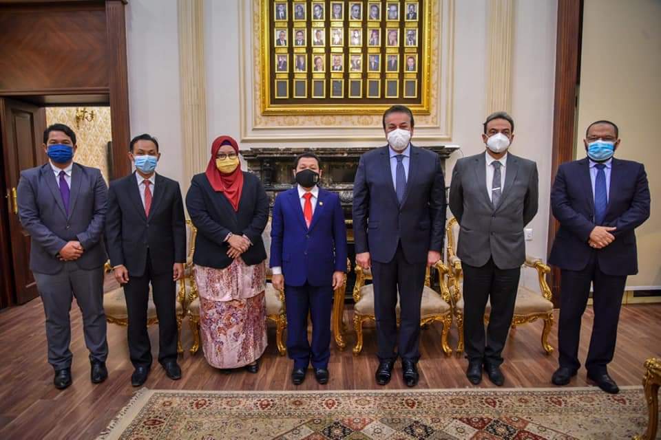 د. عبد سفير دولة ماليزيا يثمن جهود الحكومة المصرية في توفير لقاحات كورونا للطلاب والمواطنين الماليزيين المقيمين بمصر يستقبل السفير الماليزي بمصر لبحث التعاون في القطاع الصحي 