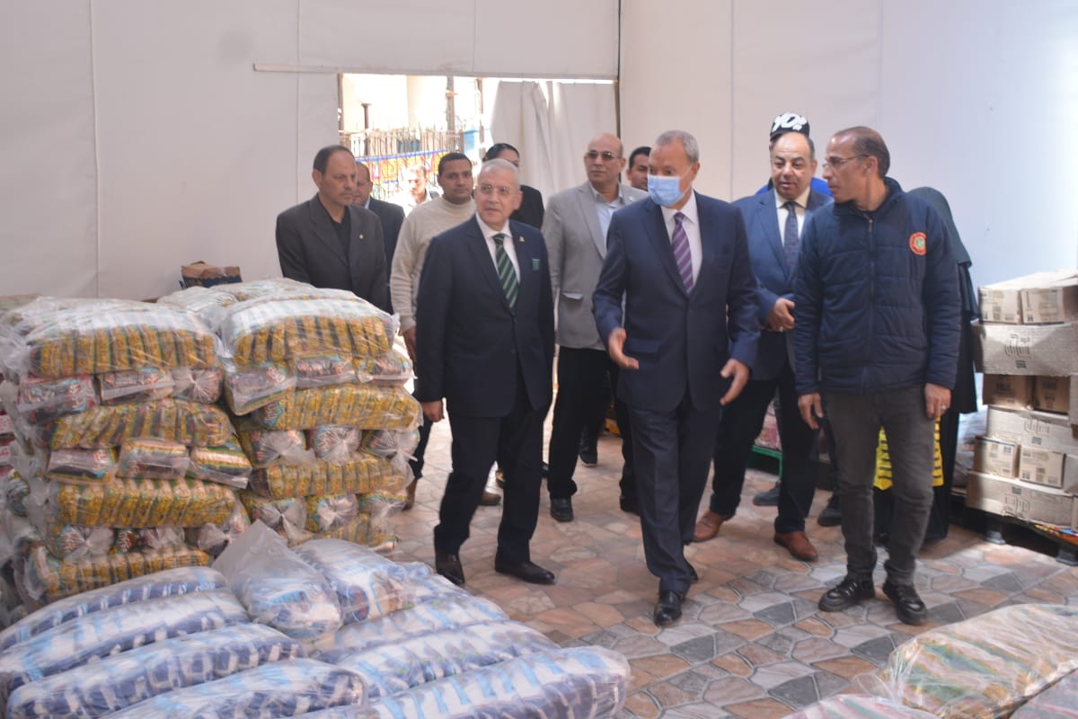 محافظ القليوبية يتفقد معرض جهاز مشروعات الخدمة الوطنية التابع القوات المسلحة لبيع المنتجات الغذائية بمدرسة الشبان العالمية ببنها