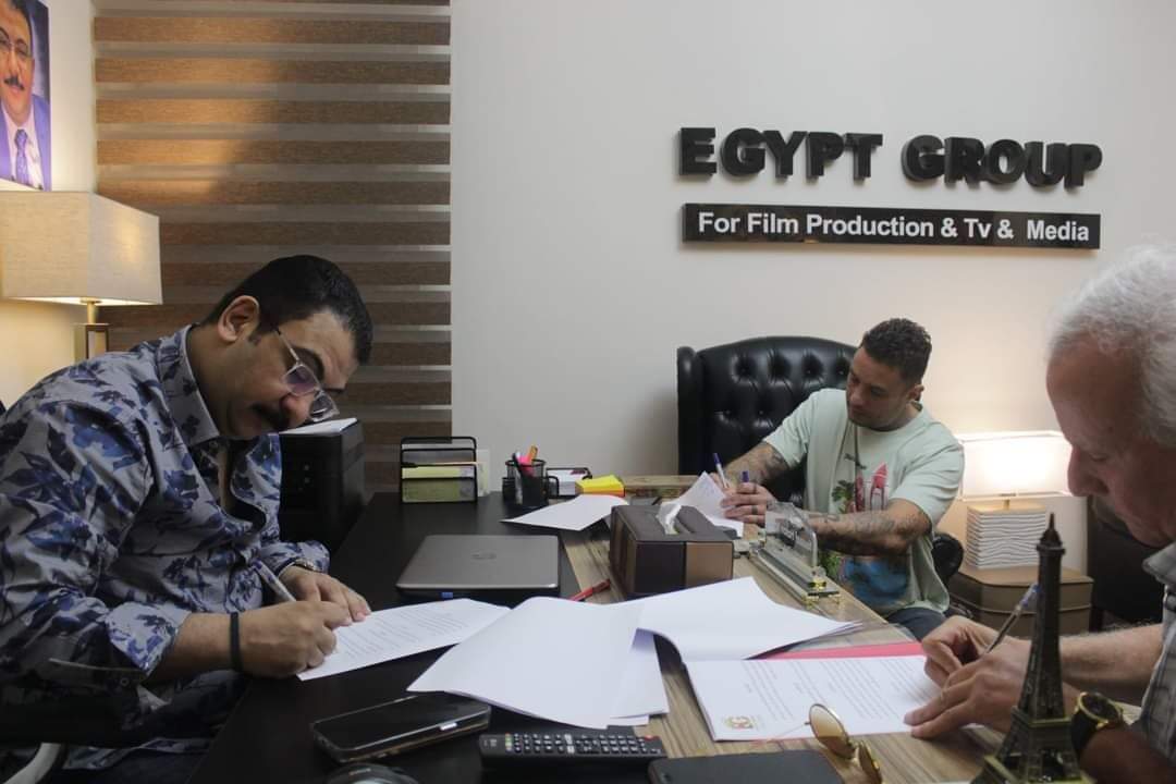 بالصور: الفيشاوي تعاقد على عودة طاقية الإخفاء 