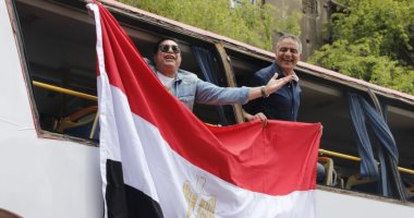 بالأغانى الوطنية..حكيم يعتلى "أتوبيس" لحث المواطنين على النزول بالاستفتاء