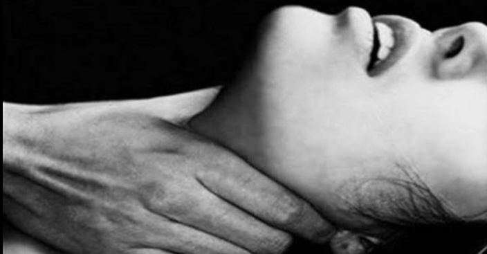 قتلها أثناء العلاقة الحميمة ..وترك جثتها وسافر الي قريته