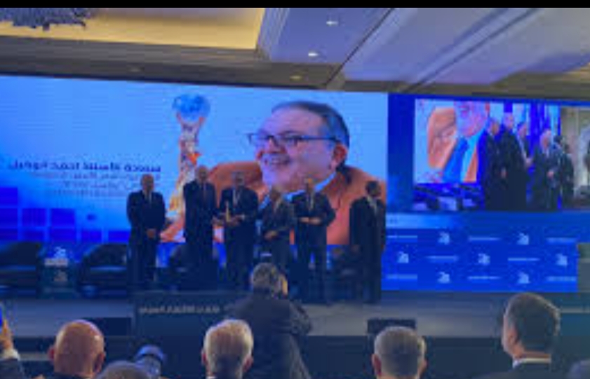 ميقاتى يكرم احمد الوكيل لدوره الفعال في خدمة الاقتصاد العربي والاقليمي