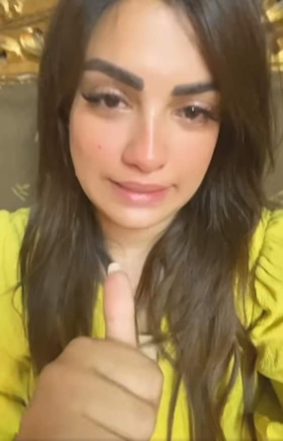 بسبب الحزن.. إعلامية مصرية تستغيث وتتحدث بلغة الإشارة بعدما فقدت النطق بسبب مرورها بأزمة نفسية