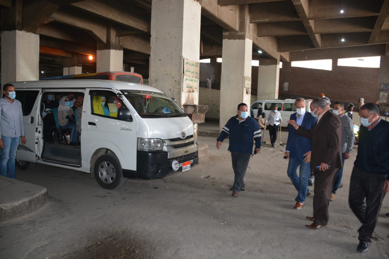 محافظ القليوبية يتفقد مواقف سيارات بنها والقناطر الخيرية بعد زيادة أسعار الوقود للتأكيد على عدم زيادة الأجرة لثبات سعر السولار، ويتابع اللمسات النهائية لتطوير كوبري جمجرة