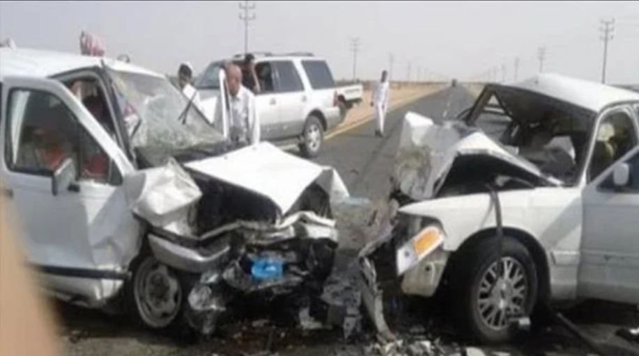 مصرع واصابة 9 إثر حادث تصادم سيارتين بالبحيرة 