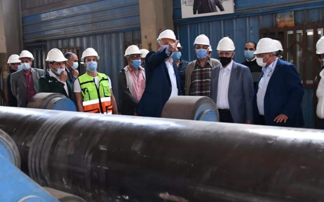 رئيس المقاولون العرب يتفقد أعمال تصنيع مظلة محطة عدلي منصور التبادلية بالورش المركزية بشبرا