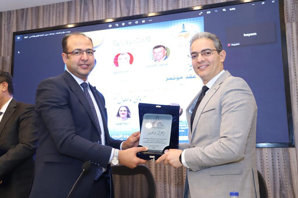 جامعة عين شمس تكرم نقيب الإعلاميين لدوره في تقديم الدعم لطلاب الجامعه .