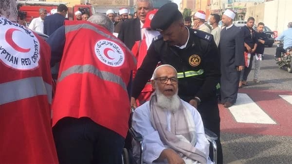 أفراد الشرطة يساعدون كبار السن وذوي الهمم أمام لجان التصويت بالغردقة