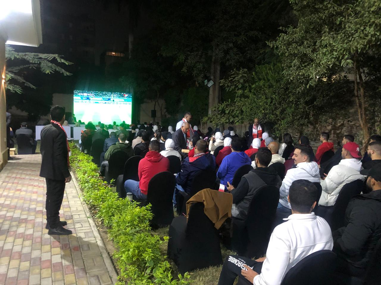 في أجواء احتفالية... السفارة البحرينية بالقاهرة تشاهد إنجاز منتخبها بكأس الخليج 26
