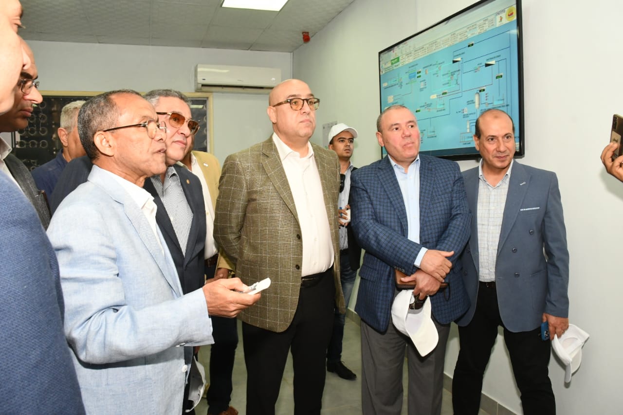 وزير الإسكان ومحافظ البحر الأحمر يتفقدان محطة تحلية اليسر