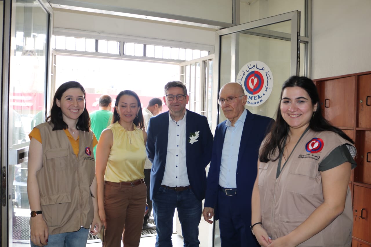 النائب الألماني جوزف نويمان يجول على مراكز عامل في بيروت