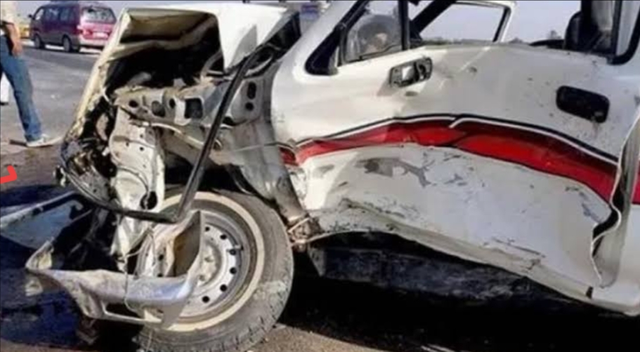 مصرع شخص وإصابة ٦ جراء اصطدام سيارتين مع نقل بالطريق الزراعي