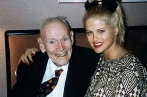 ملياردير أهدى عكازه لزوجته بعد وفاته