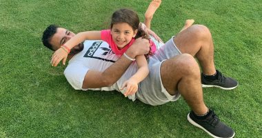 بنت القناص تشبهه.. فقرة تمارين رياضية بين عماد متعب وطفلته تمارا