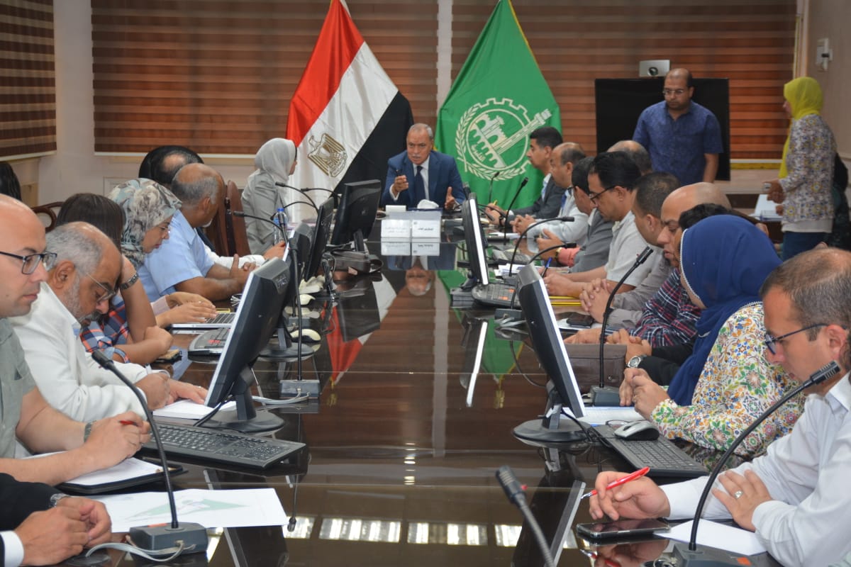 محافظ القليوبية يعقد إجتماعا مع إحدى الشركات الإستشارية لمناقشة أعمال إنشاء المحطات الوسيطة بالقناطر وبنها وتطوير منطقة العكرشة ومدفن أبو زعبل