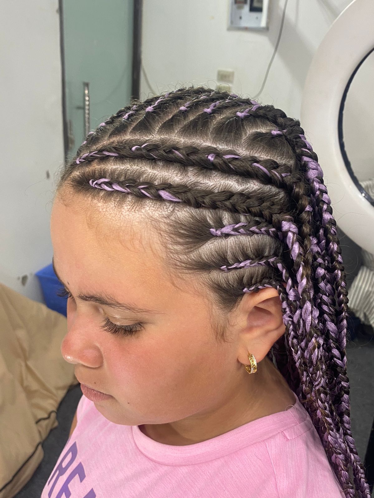 بالصور:رستا فرنساوي بالخيوط لتطويل الشعر