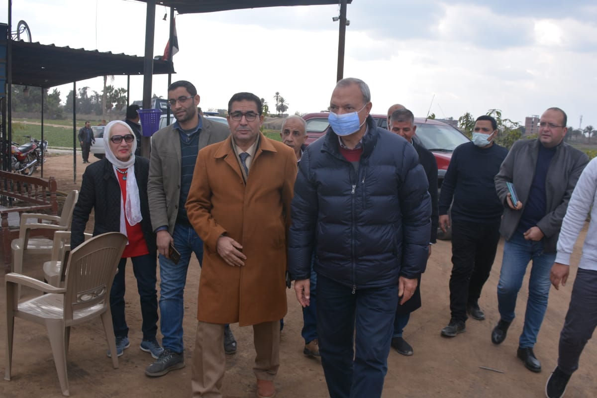 محافظ القليوبية يتفقد 4 نماذج لزراعة الفراولة والبطاطس والقمح بنظام الري الحديث لدعم المزارعين وتشجيعهم