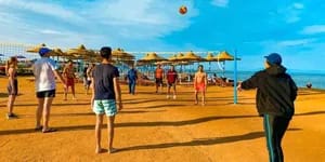 «الكرة الطائرة» متعة السياح على شواطئ الغردقة رغم انخفاض درجات الحرارة