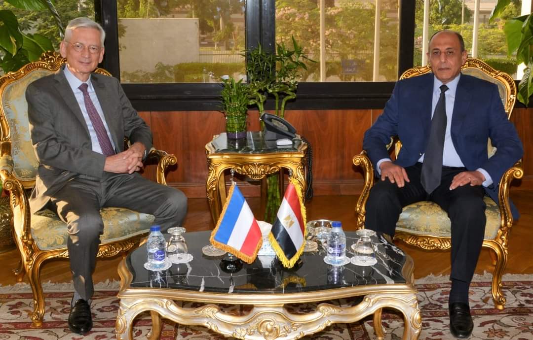 وزيرالطيران يلتقي السفير الفرنسي لبحث التعاون المشترك