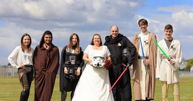 عروسان يرتديان ملابس شخصيات خيالية لأفلام حرب النجوم