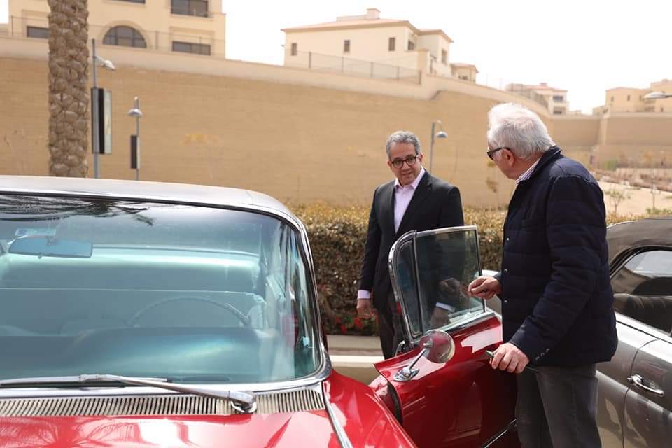 وزير السياحة والآثار يشارك في افتتاح فعاليات كرنفال السيارات التاريخية والكلاسيكية 