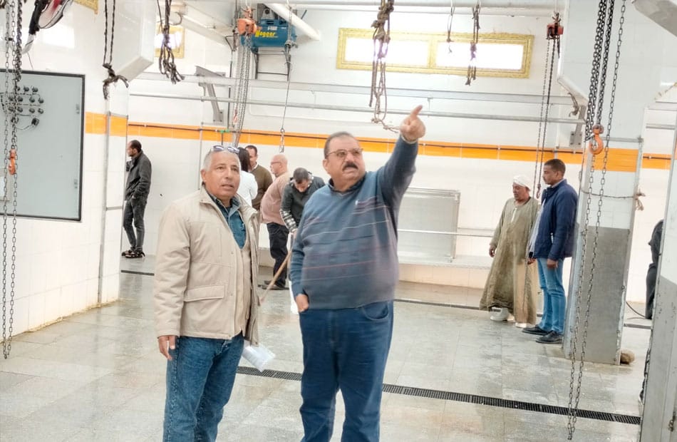 رئيس مدينة سفاجا يشهد تجربة تشغيل المجزر الآلي تمهيدًا لاستلامه