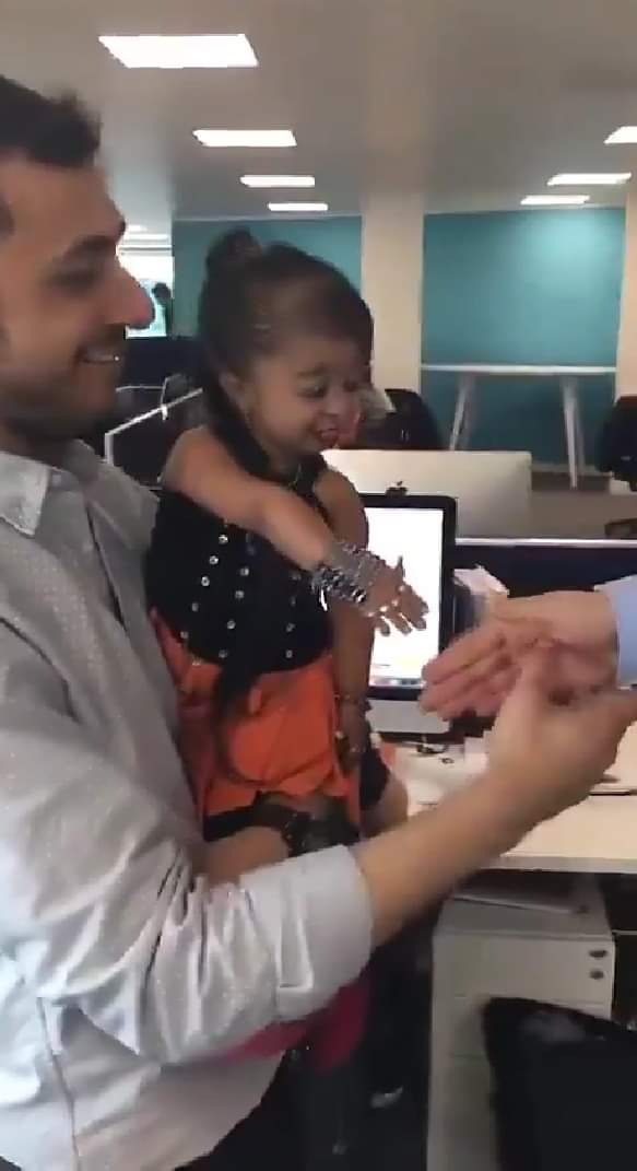 طولها أقل من 70 سنتيمترًا.. أقصر امرأة في العالم بعد بلوغها 30 عاما