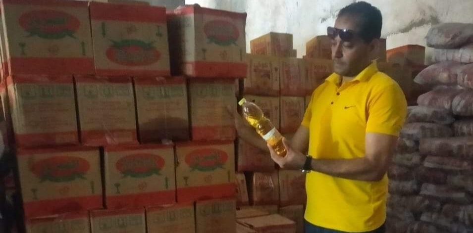 تموين كفر الدوار....ضبط 101 كرتونة زيت تمويني بأحد  المخازن المجهولة 