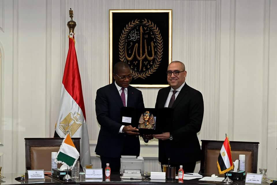 وزير الإسكان فى لقائه بنظيره بكوت ديفوار:  يشرح تجربة الدولة المصرية فى توفير أنماط الإسكان المختلفة والتى تلائم مختلف شرائح المجتمع تنفيذا لتكليفات الرئيس