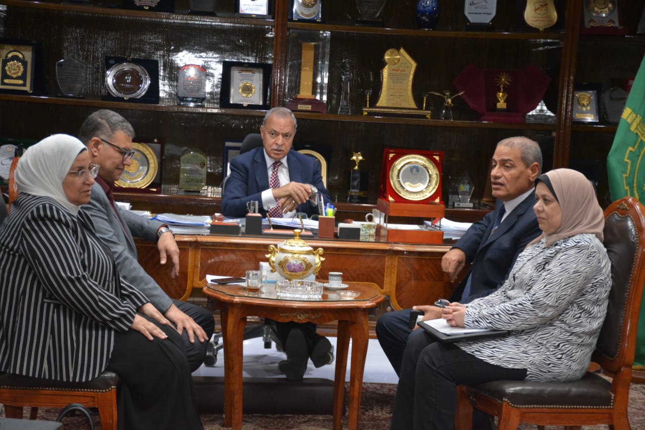 محافظ القليوبية يعقد اجتماعا لمناقشة إنشاء محطة وسيطة لجمع القمامة على مساحة 9.5 فدان بمدينة بنها بطاقة استيعابية تصل إلى 13 ألف طن منحة من البنك الدولي