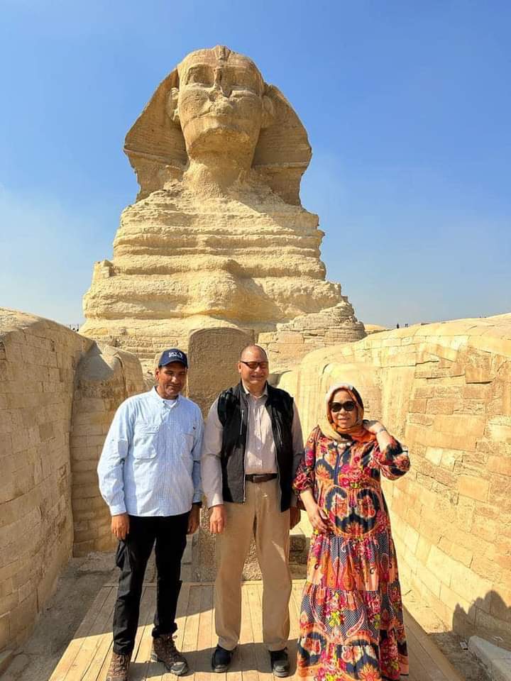 ملك تونجا يزور منطقة أهرامات الجيزة