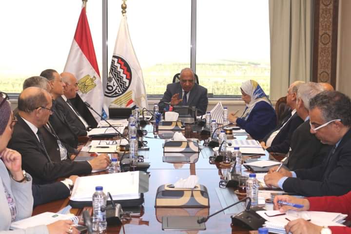 وزير قطاع الأعمال العام يوجه بضرورة التواجد بين العاملين والاستماع لهم والتوضيح في إطار العمل على رفع الوعي وزيادة الإنتاج