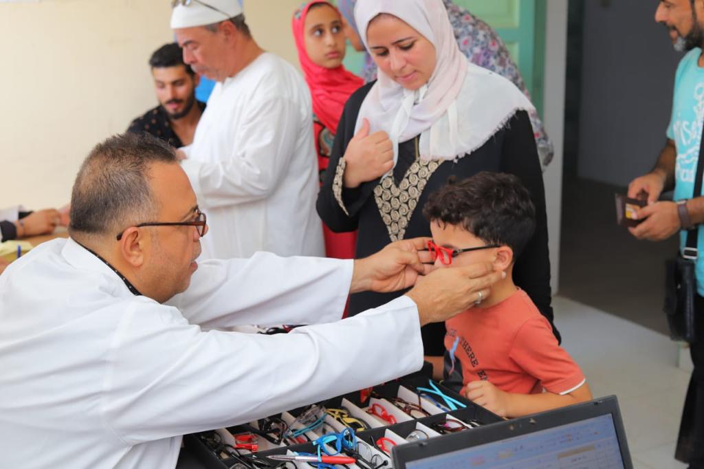 الكشف على 800 مواطن من مرضى العيون بقرية المعدية بادكو